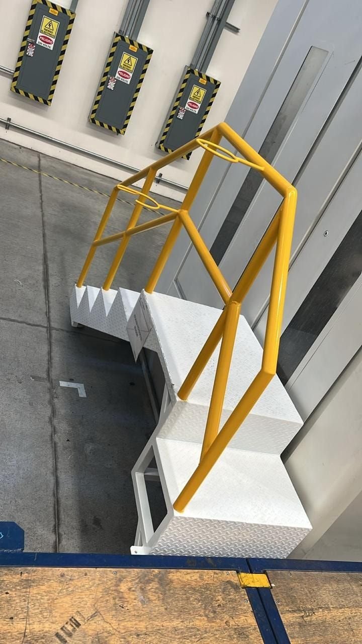 Escalera de acero con barandal