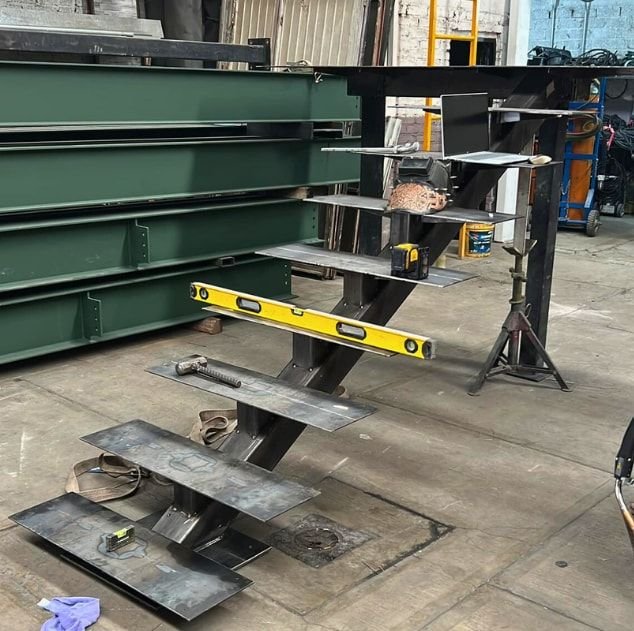 Escalera de acero en fabricación